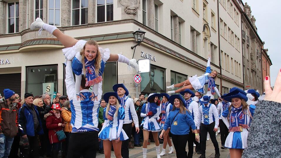 In der Regensburger Altstadt sind mit dem Ostbayerischen Faschingszug die Narren los. In der Regensburger Altstadt sind mit dem Ostbayerischen Faschingszug die Narren los.