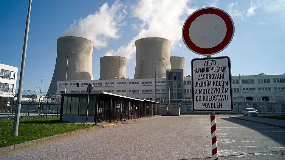 Die K&uuml;hlt&uuml;rme des tschechischen Atomkraftwerks Temelin in S&uuml;db&ouml;hmen. (Archivbild)