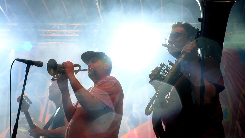 LaBrassBanda begeisterte am Donnerstagabend das Publikum in Straubing.