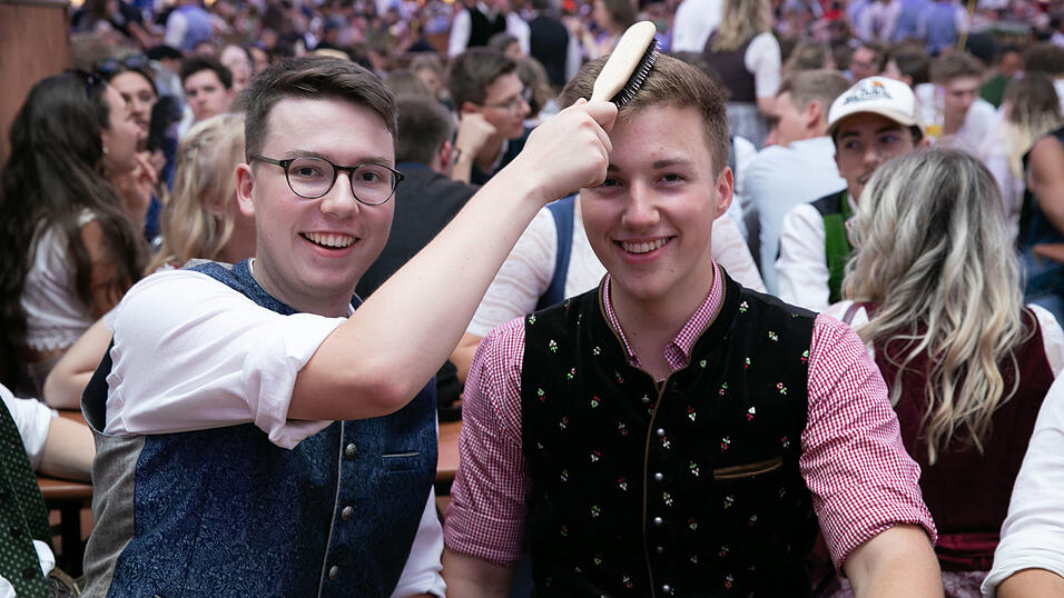 Die Partybilder vom Montag, 11. August, aus dem Festzelt Wenisch. Die Partybilder vom Montag, 11. August, aus dem Festzelt Wenisch.