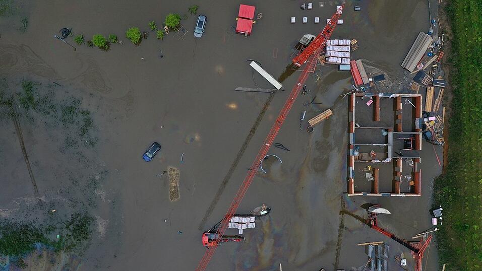In Offingen standen im Juni 2024 gro&szlig;e Fl&auml;chen unter Wasser. (Archivbild)