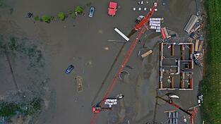 In Offingen standen im Juni 2024 gro&szlig;e Fl&auml;chen unter Wasser. (Archivbild)