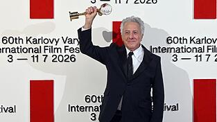Hollywood-Star Dustin Hoffman ist beim 60. internationalen Filmfestival von Karlsbad (Karlovy Vary) mit dem Kristallglobus ausgezeichnet worden.