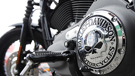 Vor Gericht hat sich die Lage am Dienstag im Prozess gegen einen Autofahrer wegen versuchten Totschlags etwas ge&auml;ndert. Der Mann war mit einem Biker kollidiert.