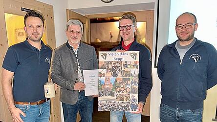 Josef Beer zusammen mit B&uuml;rgermeister Sandro Bauer sowie den beiden Spielmannszug-Vorsitenden Sp&auml;th (ganz links) und Nicolas Traurig (ganz rechts). Beer gab nach 27 Jahren den Tambourstab ab und wurde f&uuml;r sein Engagement mit einer Fotocollage geehrt.