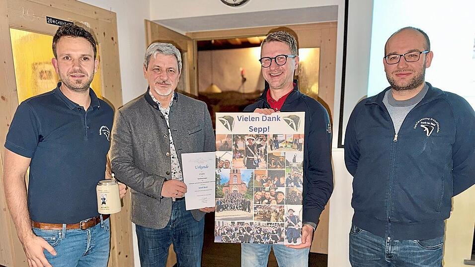 Josef Beer zusammen mit B&uuml;rgermeister Sandro Bauer sowie den beiden Spielmannszug-Vorsitenden Sp&auml;th (ganz links) und Nicolas Traurig (ganz rechts). Beer gab nach 27 Jahren den Tambourstab ab und wurde f&uuml;r sein Engagement mit einer Fotocollage geehrt.