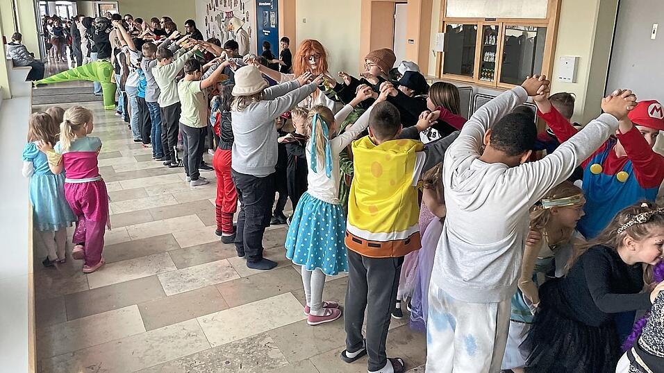 Die Lehrer bildeten ein Spalier f&uuml;r die Sch&uuml;ler.