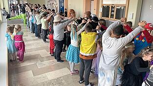 Die Lehrer bildeten ein Spalier für die Schüler. Die Lehrer bildeten ein Spalier für die Schüler.