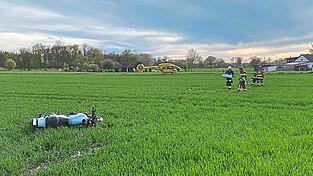 Ein Motorradfahrer ist in einer Rechtskurve direkt vor Kirchamper alleinbeteiligt von der Fahrbahn abgekommen, fuhr ins Feld, wurde vom Motorrad weggeschleudert und hat sich schwer verletzt.