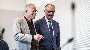 Gute Laune bei SPD-Fraktionschef Miersch und Kanzler Merz, zumindest für diesen Tag. Gute Laune bei SPD-Fraktionschef Miersch und Kanzler Merz, zumindest für diesen Tag.