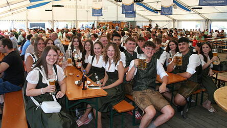 Die Jugend hatte sichtlich Spaß beim Feiern im Festzelt. Die Jugend hatte sichtlich Spaß beim Feiern im Festzelt.