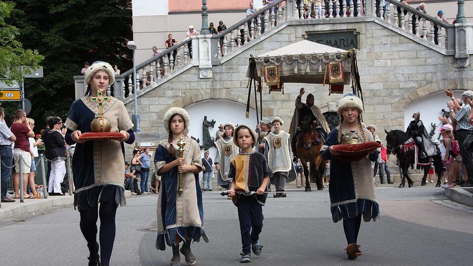 Die schönsten Augenblicke des historischen Drachenstich-Festzuges 2016. Die schönsten Augenblicke des historischen Drachenstich-Festzuges 2016.