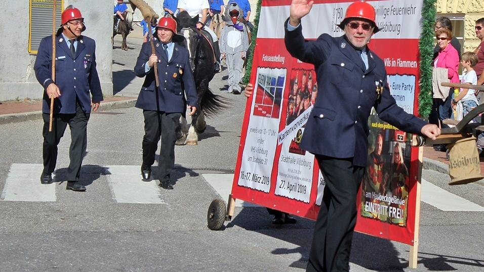 Viele Besucher verfolgten am Sonntag den Umzug auf dem Vilsbiburger Stadtplatz. Viele Besucher verfolgten am Sonntag den Umzug auf dem Vilsbiburger Stadtplatz.