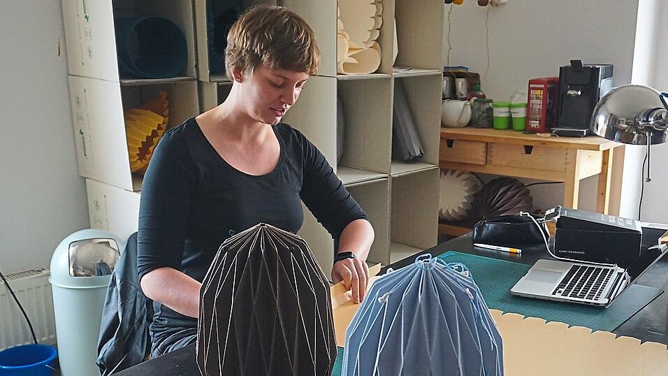 Die Papierurnen entsprechen in Größe und Stabilität den üblichen Anforderungen. Hier Kristina Scheidig mit zwei Modellen. Die Papierurnen entsprechen in Größe und Stabilität den üblichen Anforderungen. Hier Kristina Scheidig mit zwei Modellen.