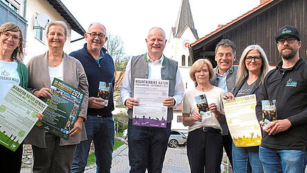 Sie bieten den Urlaubern Programm: Daniela Schilling vom TVO, Landkreis-Tourismusreferentin Birgit von Byern, TVO-Vorsitzender Dr. Michael Braun, Sankt Englmars B&uuml;rgermeister Anton Piermeier, Evi Reif von der Firma Reif Systemtechnik, G&uuml;nter Reimann vom TVO, Astrid Piermeier, die Leiterin der Tourist-Info Sankt Englmar, und Matthias Achatz von Reif Systemtechnik (von links).