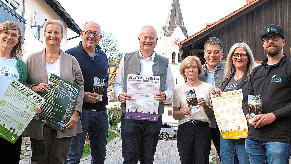 Sie bieten den Urlaubern Programm: Daniela Schilling vom TVO, Landkreis-Tourismusreferentin Birgit von Byern, TVO-Vorsitzender Dr. Michael Braun, Sankt Englmars B&uuml;rgermeister Anton Piermeier, Evi Reif von der Firma Reif Systemtechnik, G&uuml;nter Reimann vom TVO, Astrid Piermeier, die Leiterin der Tourist-Info Sankt Englmar, und Matthias Achatz von Reif Systemtechnik (von links).