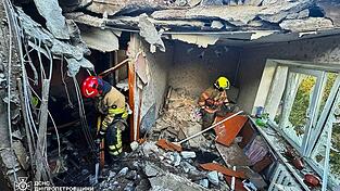 Immer wieder schlagen russische Bomben und Drohnen in ukrainischen Städten ein. Immer wieder schlagen russische Bomben und Drohnen in ukrainischen Städten ein.