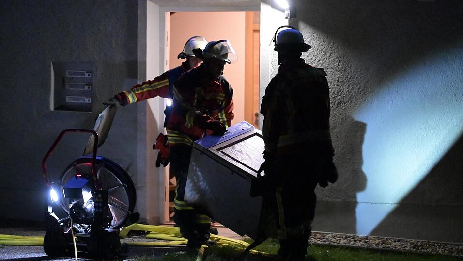 Einsatzkräfte brachten das kaputte Küchengerät ins Freie. Einsatzkräfte brachten das kaputte Küchengerät ins Freie.