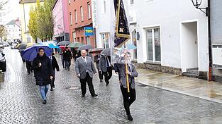 Bei ungemütlichem Wetter marschierten die Mitglieder des Handwerkervereins am Jahrtag hinter der Vereinsfahne (getragen von Max Pinzl) zum Gasthaus Iglhaut. In der ersten Reihe MdL Stefan Ebner (v.l.) und Vorstand Alois Pinzl Bei ungemütlichem Wetter marschierten die Mitglieder des Handwerkervereins am Jahrtag hinter der Vereinsfahne (getragen von Max Pinzl) zum Gasthaus Iglhaut. In der ersten Reihe MdL Stefan Ebner (v.l.) und Vorstand Alois Pinzl