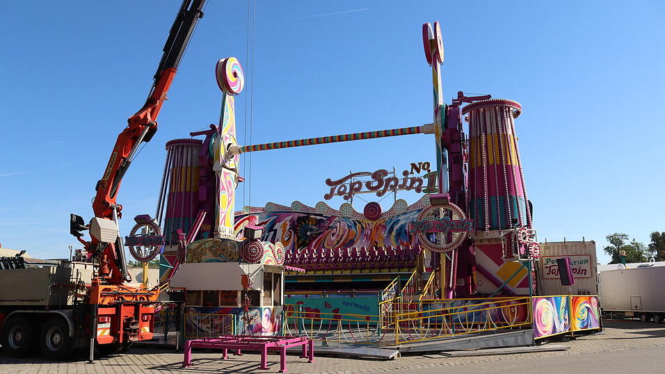 Acht Tage vor Beginn des Gäubodenvolksfestes laufen die Aufbauarbeiten am Festplatz Am Hagen auf Hochtouren. Acht Tage vor Beginn des Gäubodenvolksfestes laufen die Aufbauarbeiten am Festplatz Am Hagen auf Hochtouren.