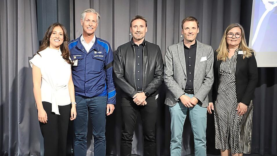 Die Referenten gemeinsam mit den Grußwort-Rednern Stefanie Vögl, Christoph Schröder und Manuela Wälischmiller. Die Referenten gemeinsam mit den Grußwort-Rednern Stefanie Vögl, Christoph Schröder und Manuela Wälischmiller.