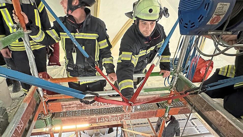 Bei der &Uuml;bung &uuml;bernahmen die Feuerwehrler das Kommando, die bereits einen Lehrgang zur Absturzsicherung absolviert haben.