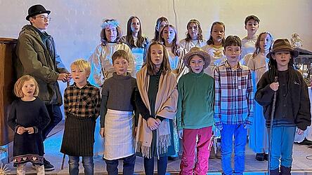 17 junge Krippenspieler stimmten die Zuh&ouml;rer auf Weihnachten ein.