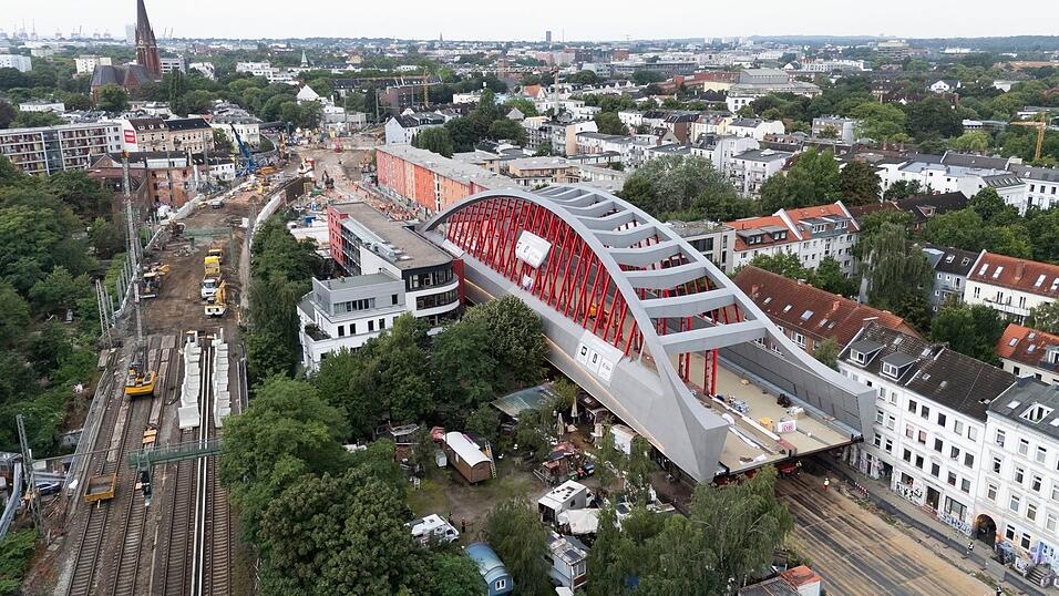 Ende August sollen dann wieder bis zu 1.000 Züge über die vier Gleise der markanten Brücke fahren. Ende August sollen dann wieder bis zu 1.000 Züge über die vier Gleise der markanten Brücke fahren.