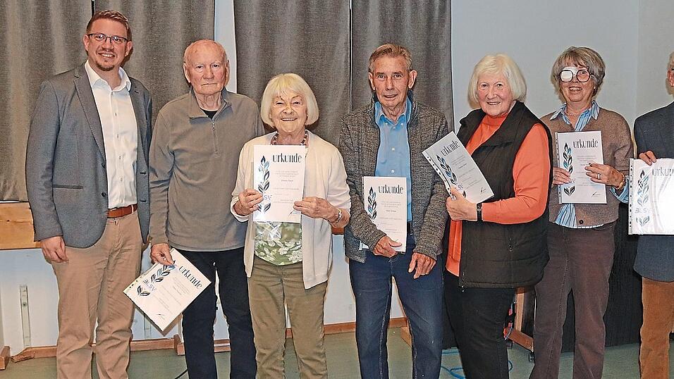 Vorstandssprecher Michael Polster (links) und Ehrenamtsbeauftragter Alfons Zierer (rechts) ehrten langjährige TSV-Mitglieder: Dieter Püschel und Elfriede Rusch (65 Jahre), Albert Eichner (60 Jahre), Rosmarie Greiser und Renate Weinberger (70 Jahre). Nicht auf dem Bild sind Irmgard und Erwin Thaler, die für 80 Jahre Mitgliedschaft ausgezeichnet wurden. Vorstandssprecher Michael Polster (links) und Ehrenamtsbeauftragter Alfons Zierer (rechts) ehrten langjährige TSV-Mitglieder: Dieter Püschel und Elfriede Rusch (65 Jahre), Albert Eichner (60 Jahre), Rosmarie Greiser und Renate Weinberger (70 Jahre). Nicht auf dem Bild sind Irmgard und Erwin Thaler, die für 80 Jahre Mitgliedschaft ausgezeichnet wurden.