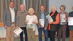 Vorstandssprecher Michael Polster (links) und Ehrenamtsbeauftragter Alfons Zierer (rechts) ehrten langjährige TSV-Mitglieder: Dieter Püschel und Elfriede Rusch (65 Jahre), Albert Eichner (60 Jahre), Rosmarie Greiser und Renate Weinberger (70 Jahre). Nicht auf dem Bild sind Irmgard und Erwin Thaler, die für 80 Jahre Mitgliedschaft ausgezeichnet wurden. Vorstandssprecher Michael Polster (links) und Ehrenamtsbeauftragter Alfons Zierer (rechts) ehrten langjährige TSV-Mitglieder: Dieter Püschel und Elfriede Rusch (65 Jahre), Albert Eichner (60 Jahre), Rosmarie Greiser und Renate Weinberger (70 Jahre). Nicht auf dem Bild sind Irmgard und Erwin Thaler, die für 80 Jahre Mitgliedschaft ausgezeichnet wurden.
