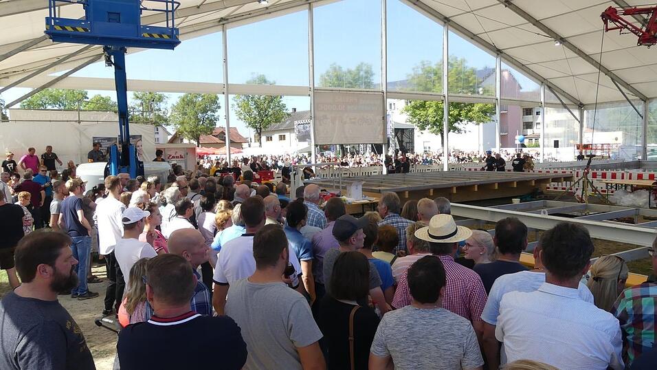 Hunderte freiwillige Helfer haben angepackt und zusammen mit den beiden Initiatoren Werner Biersack und Rudi Dietl das XXL-Schnitzel vorbereitet und gebraten. Das Spektakel vor einem Jahr lockte Tausende Besucher nach Mengkofen.