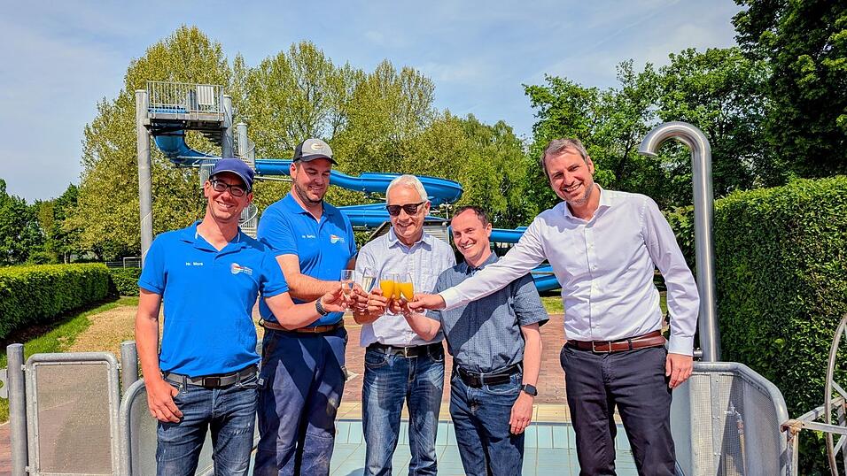 Auf eine unfallfreie und sonnige Freibadsaison stie&szlig;en Werkleiter Thomas Merkel (Mitte), B&uuml;rgermeister Matthias Kohlmayer (r.), Vizewerkleiter Robert Damb&ouml;ck und die Stadtwerkemitarbeiter Philipp Mora (v. l.) und Manuel Bertsch an.