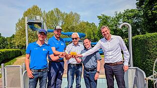 Auf eine unfallfreie und sonnige Freibadsaison stie&szlig;en Werkleiter Thomas Merkel (Mitte), B&uuml;rgermeister Matthias Kohlmayer (r.), Vizewerkleiter Robert Damb&ouml;ck und die Stadtwerkemitarbeiter Philipp Mora (v. l.) und Manuel Bertsch an.