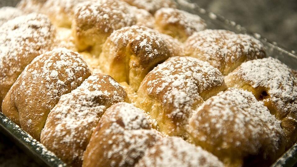 Rohrnudeln, Buchten oder Ofennudeln sind eigentlich eine Süßspeise und kein Pasta-Gericht. Wir haben trotzdem ein Rezept für das süße Hefegebäck im Artikel verlinkt. Viel Freude beim Nachmachen!