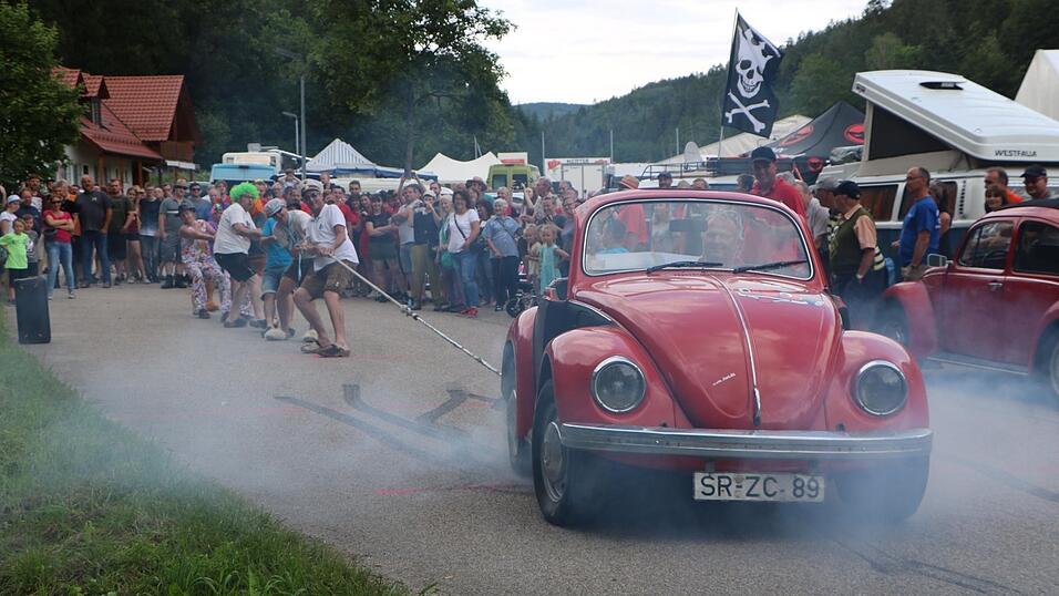 Da steigt der Rauch auf: Beim K&auml;ferziehen ist Muskelkraft gefordert.