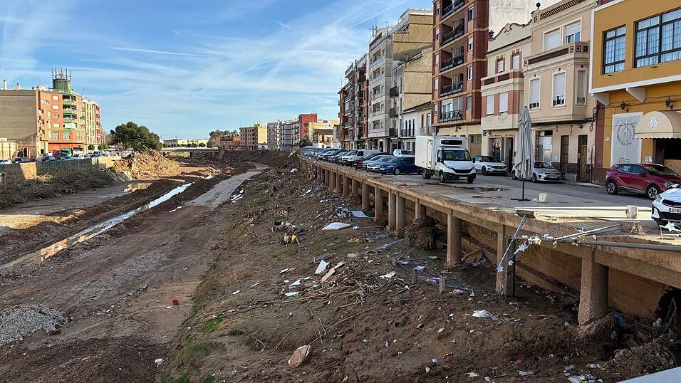 Die Uferstra&szlig;en und angrenzende Stra&szlig;enz&uuml;ge zeugen von dem Ausma&szlig; der &Uuml;berschwemmungen.