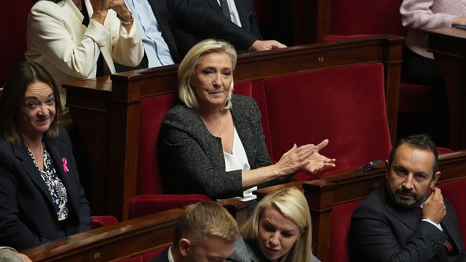 Le Pens rechtsnationale Partei hat einen Misstrauensantrag gegen die neue Regierung gestellt.