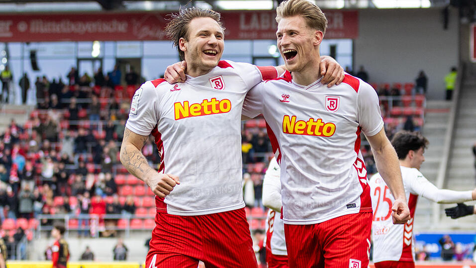 Jubel mit dem Kapit&auml;n: Jahn-Neuzugang Malte Karbstein (rechts) freut sich mit Felix Strauss (links) &uuml;ber seinen Treffer zum zwischenzeitlichen 2:0.