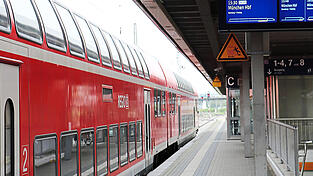 Auf der Bahnlinie RE2 waren von Januar bis Juli 2024 nur 61,6 Prozent der Züge weniger als sechs Minuten verspätet. Auf der Bahnlinie RE2 waren von Januar bis Juli 2024 nur 61,6 Prozent der Züge weniger als sechs Minuten verspätet.