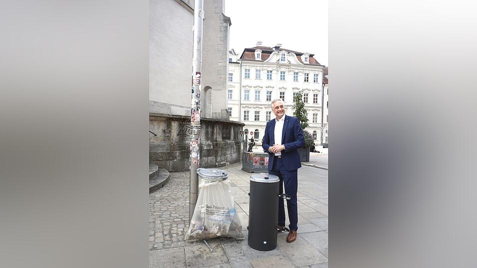 20 neue Mülleimer lösen die bisherigen Müllsäcke in der Stadt ab, um ein einheitliches Erscheinungsbild zu bekommen. 20 neue Mülleimer lösen die bisherigen Müllsäcke in der Stadt ab, um ein einheitliches Erscheinungsbild zu bekommen.