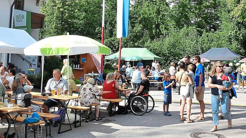 Das Stadtwaldfest war sehr gut besucht. Zwischenzeitlich verlie&szlig;en G&auml;ste die Tische und nahmen an den Baustellenf&uuml;hrungen teil, die Kinder an Spielangeboten.