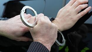 Die Polizei nimmt die beiden Verdächtigen auf der Autobahn fest. (Symbolbild)