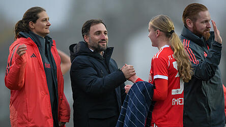Die gebürtige Landauerin Marie Gmeineder mit FC Bayern München Coach José Barcala nach ihrem Profi-Debüt im Pokal-Achtelfinale gegen den FC Ingolstadt. Die gebürtige Landauerin Marie Gmeineder mit FC Bayern München Coach José Barcala nach ihrem Profi-Debüt im Pokal-Achtelfinale gegen den FC Ingolstadt.