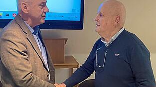 Bürgermeister Josef Reff (links) dankte dem Vermessungsfachmann Norbert Weidner für dessen Arbeit in den vergangenen 24 Monaten. Bürgermeister Josef Reff (links) dankte dem Vermessungsfachmann Norbert Weidner für dessen Arbeit in den vergangenen 24 Monaten.