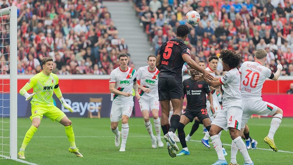 Augsburgs Keeper Finn Dahmen rettete immer wieder vor dem R&uuml;ckstand.