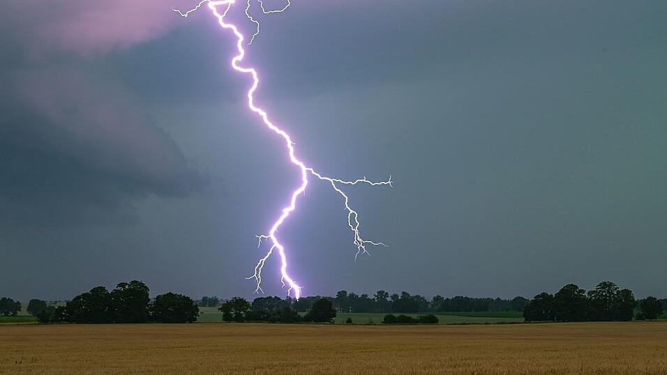 Neue Gewitter können bereits am Dienstag wieder aufziehen (SymbolbildI) Neue Gewitter können bereits am Dienstag wieder aufziehen (SymbolbildI)