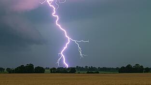 Neue Gewitter können bereits am Dienstag wieder aufziehen (SymbolbildI) Neue Gewitter können bereits am Dienstag wieder aufziehen (SymbolbildI)