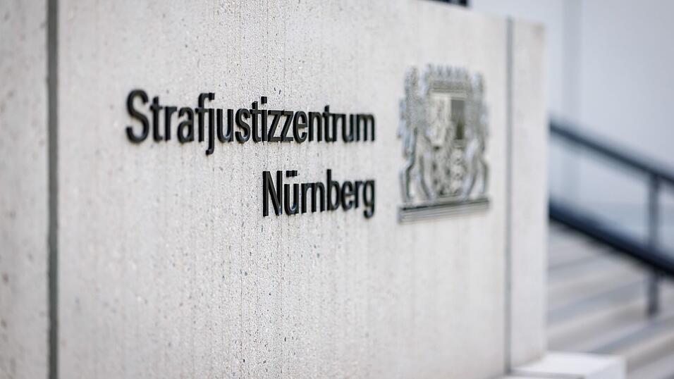 Eine ehemalige Polizeiangestellte soll sich aus der Asservatenkammer bedient haben. (Symbolbild)