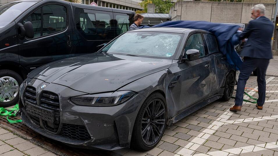 In dem Auto waren jede Menge Benzinkanister und Sprengstoff.