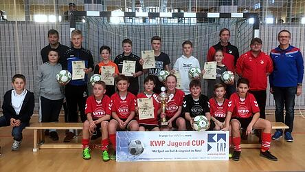 Siegerpokal, Urkunde und Ball überreichten Turnierleiter Harry Eiglsperger (r.) und der Vertreter der Firma KWP, Stephan Rixinger (hinten l.) an die Siegermannschaft, die SG Otzing (Mitte).